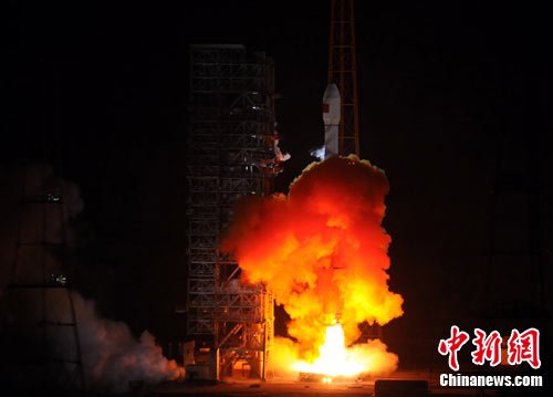 中國(guó)成功發(fā)射“天鏈一號(hào)02星”(組圖)