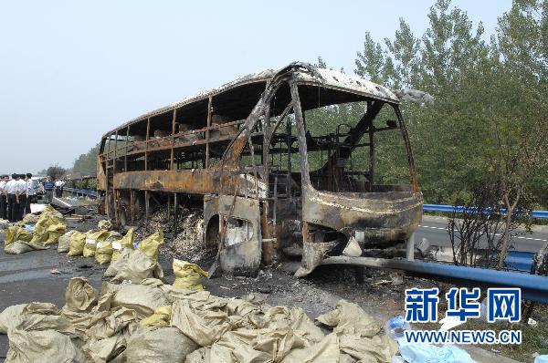 京珠高速起火客車嚴重超員 導(dǎo)致41死6傷(圖)