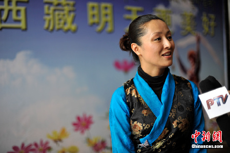 中國首個藏族空姐德慶央宗