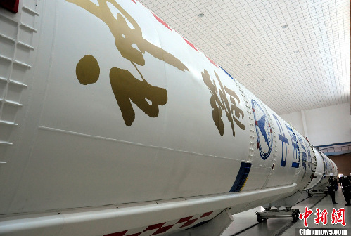 “神八”運(yùn)載火箭運(yùn)至測試廠房