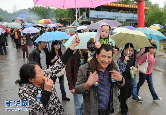 全國各地景區(qū)迎來客流高峰 大部地區(qū)天氣適宜出行