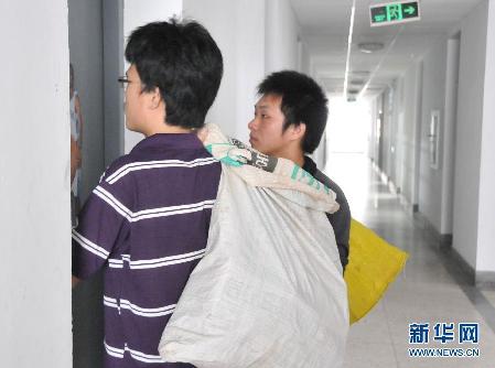 揚(yáng)州大學(xué)大學(xué)生收廢品資助學(xué)童引網(wǎng)民熱捧