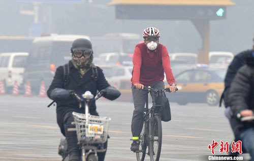 中國(guó)多地遭大霧“襲擊” 造成高速封閉航班延誤
