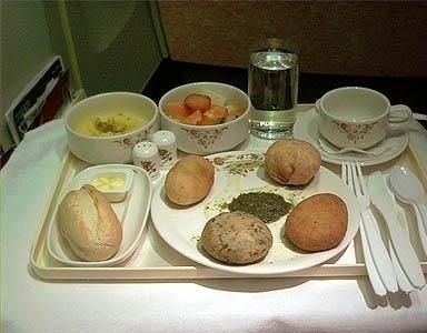 飛機(jī)上也有美食！看看各航空公司飛機(jī)餐