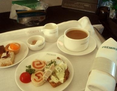 飛機(jī)上也有美食！看看各航空公司飛機(jī)餐