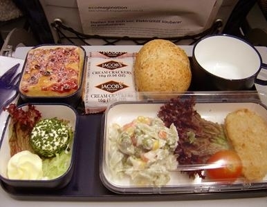 飛機(jī)上也有美食！看看各航空公司飛機(jī)餐