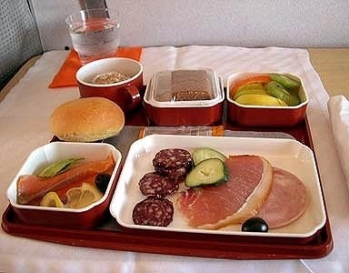 飛機(jī)上也有美食！看看各航空公司飛機(jī)餐