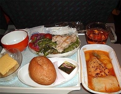 飛機(jī)上也有美食！看看各航空公司飛機(jī)餐
