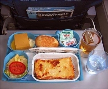 飛機(jī)上也有美食！看看各航空公司飛機(jī)餐