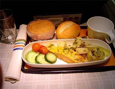 飛機(jī)上也有美食！看看各航空公司飛機(jī)餐