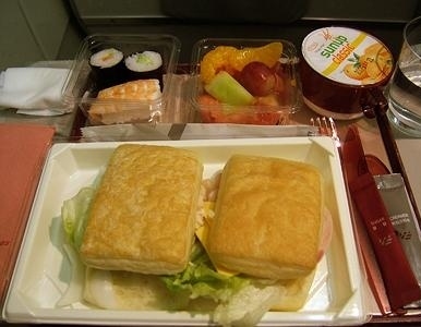 飛機上也有美食！看看各航空公司飛機餐