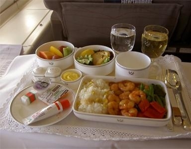 飛機(jī)上也有美食！看看各航空公司飛機(jī)餐