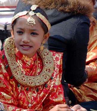 揭秘尼泊爾少女奇異的“果實(shí)婚禮”