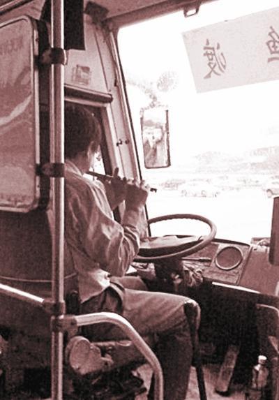 “最文藝司機(jī)”堵車(chē)吹笛子 著解放鞋文藝范十足