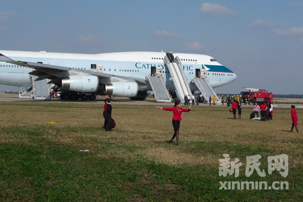 浦東機(jī)場(chǎng)國(guó)泰航班疑似起火 乘客緊急逃生3人傷