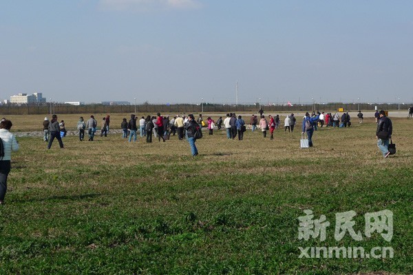浦東機(jī)場(chǎng)國(guó)泰航班疑似起火 乘客緊急逃生3人傷