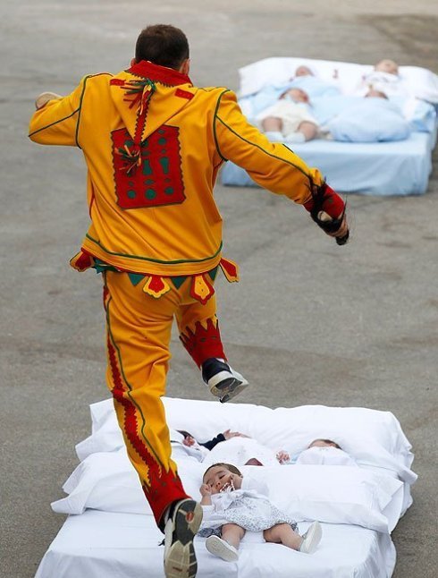 實(shí)拍西班牙跨嬰驅(qū)魔的怪異節(jié)日！