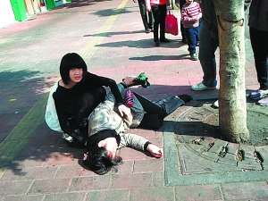 少女當(dāng)街救人，關(guān)保時捷啥事？