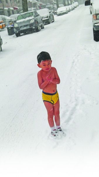 “鷹爸”暴雪中訓(xùn)練兒子 4歲裸跑弟視頻爆紅網(wǎng)絡(luò)