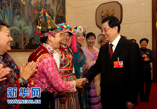 讓七彩土地上各族人民過上更加幸福美好生活——胡錦濤總書記參加十一屆全國人大五次會議云南代表團審議側(cè)記