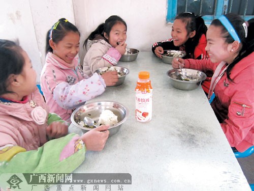 廣西實施營養(yǎng)工程農(nóng)村學(xué)校3元錢做出免費午餐