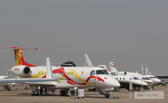 成龍私人飛機(jī)亮相2012亞洲公務(wù)航空展 價(jià)值2億人民幣