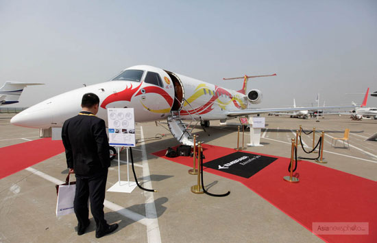成龍私人飛機亮相2012亞洲公務(wù)航空展 價值2億人民幣