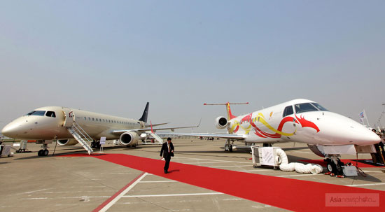 成龍私人飛機(jī)亮相2012亞洲公務(wù)航空展 價(jià)值2億人民幣