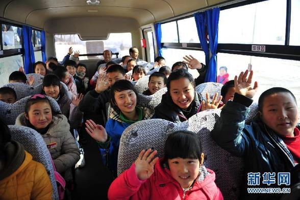 校車安全條例草案獲原則通過 賦予校車優(yōu)先權(quán)