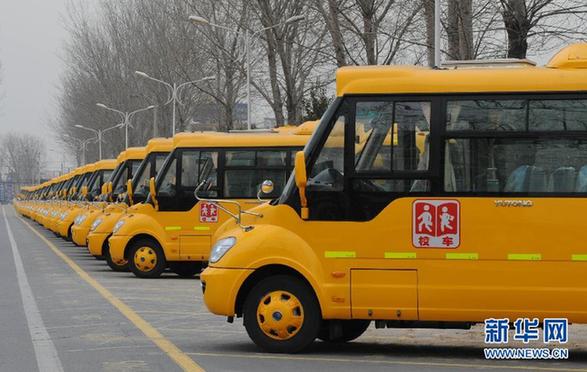 校車安全條例草案獲原則通過 賦予校車優(yōu)先權(quán)