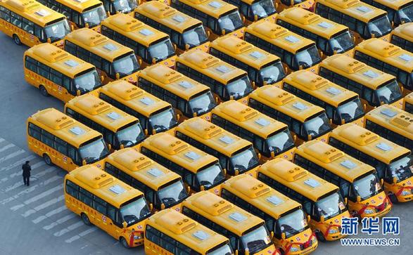 校車安全條例草案獲原則通過 賦予校車優(yōu)先權(quán)