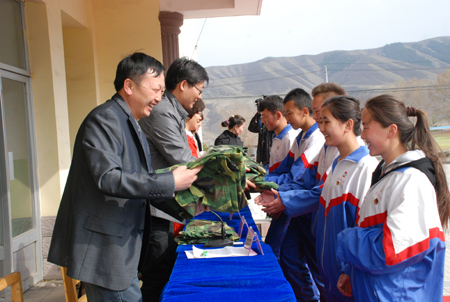 石河子大學(xué)志愿者向烏魯木齊縣二中捐獻軍訓(xùn)服