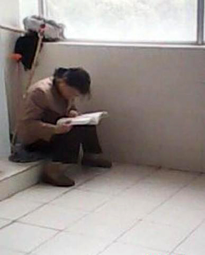 南京一大學(xué)保潔阿姨公廁讀書照熱傳網(wǎng)絡(luò)引議論