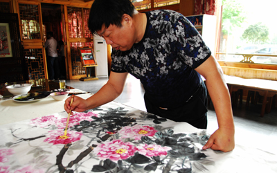 河南：“僑光藝術獎”獲獎藝術家革命老區(qū)采風