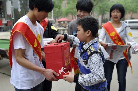 大學(xué)生義賣報紙籌善款救助白血病同學(xué)