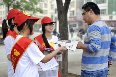 大學(xué)生義賣報紙籌善款救助白血病同學(xué)