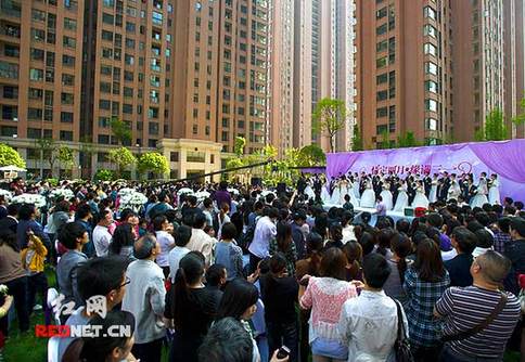 湖南首屆網(wǎng)絡(luò)婚博會(huì)：20對(duì)新人集體步入婚姻殿堂(圖)