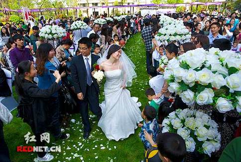 湖南首屆網(wǎng)絡(luò)婚博會(huì)：20對(duì)新人集體步入婚姻殿堂(圖)
