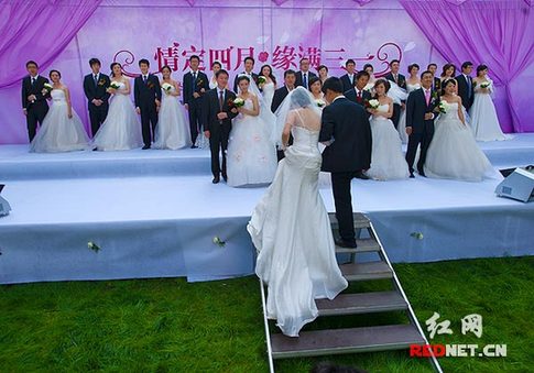 湖南首屆網(wǎng)絡(luò)婚博會(huì)：20對(duì)新人集體步入婚姻殿堂(圖)