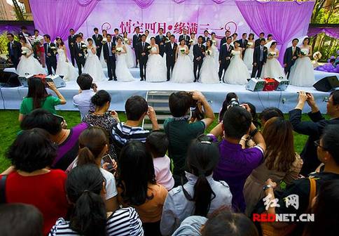 湖南首屆網(wǎng)絡(luò)婚博會(huì)：20對(duì)新人集體步入婚姻殿堂(圖)