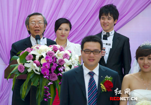 湖南首屆網(wǎng)絡(luò)婚博會(huì)：20對(duì)新人集體步入婚姻殿堂(圖)