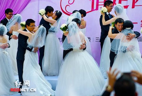 湖南首屆網(wǎng)絡(luò)婚博會(huì)：20對(duì)新人集體步入婚姻殿堂(圖)