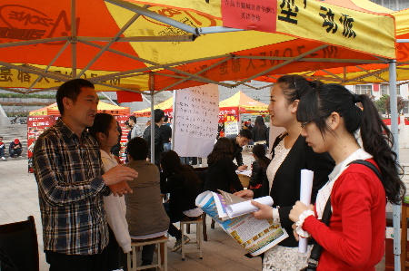 平頂山學(xué)院成功舉辦大型畢業(yè)生雙選會(huì)