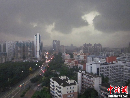 廣州再遭強雷暴雨襲擊 白晝?nèi)缫? style=