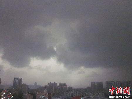 廣州再遭強(qiáng)雷暴雨襲擊 白晝?nèi)缫? style=