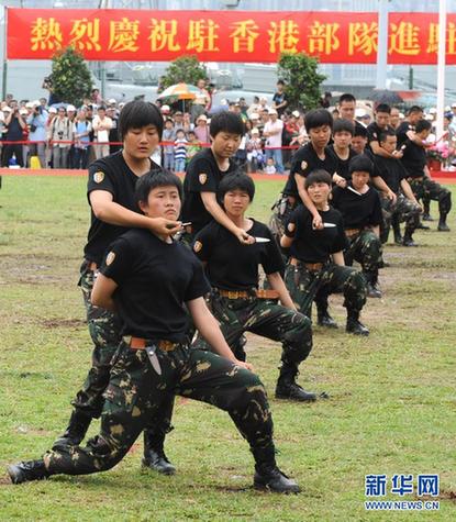 駐港部隊(duì)開放軍營與市民共慶“五一”