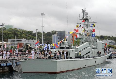 駐港部隊(duì)開放軍營(yíng)與市民共慶“五一”