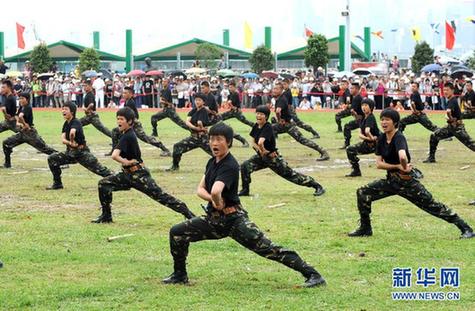 駐港部隊(duì)開放軍營(yíng)與市民共慶“五一”