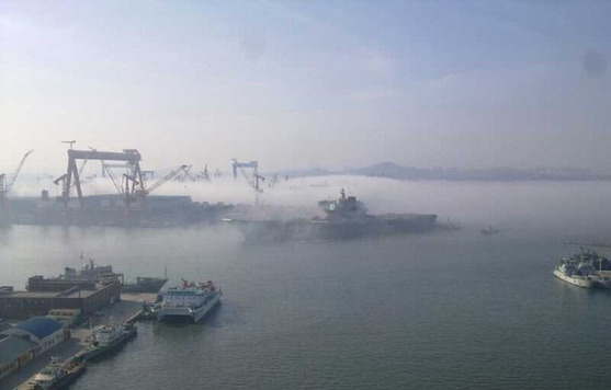 中國航母平臺(tái)完成11天海試 霧中歸航