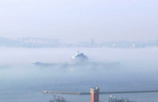 中國航母平臺(tái)完成11天海試 霧中歸航